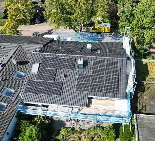 Gedecktes graues Dach mit Solaranlagen von oben
