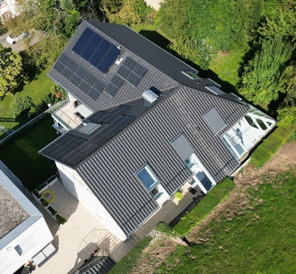 Gedecktes graues Dach von oben
